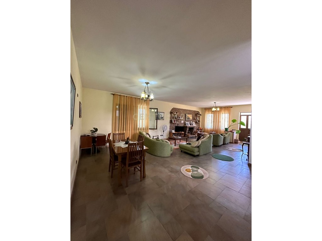 Vilë  + lokal Në Shitje në Shkozet, Durrës - 430000€ | 683 m²