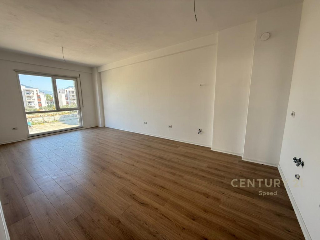 Shitet Apartament 2+1 me Verandë në Unazën e Re!