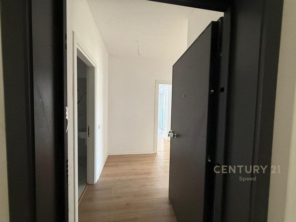 Shitet Apartament 2+1 me Verandë në Unazën e Re!