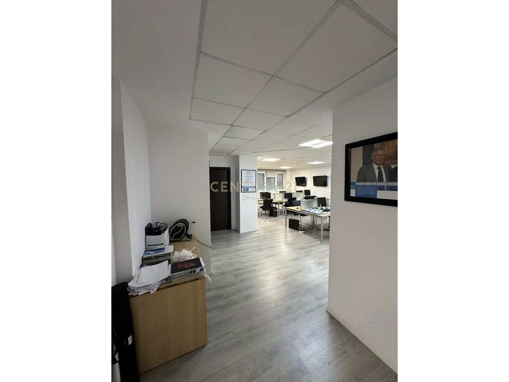 Shitet Apartament 2+1 (funksionon si zyra) Perball Juridikut !