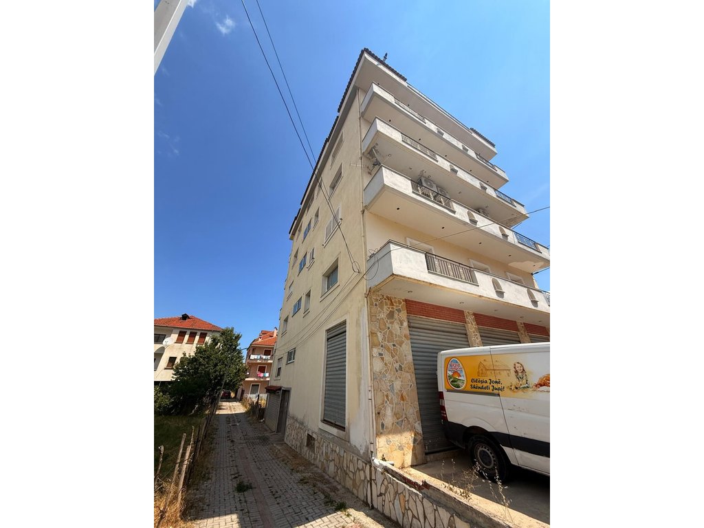 MUNDËSI UNIKE NË POGRADEC – APARTAMENT ME PAMJE NGA LIQENI!!!!