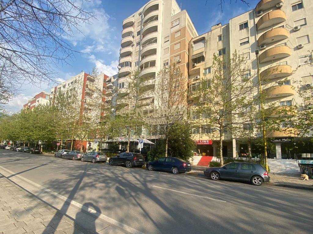 Prona ideale për investimin tuaj – Zonë strategjike në Brryl, pranë Maternitetit të Ri!