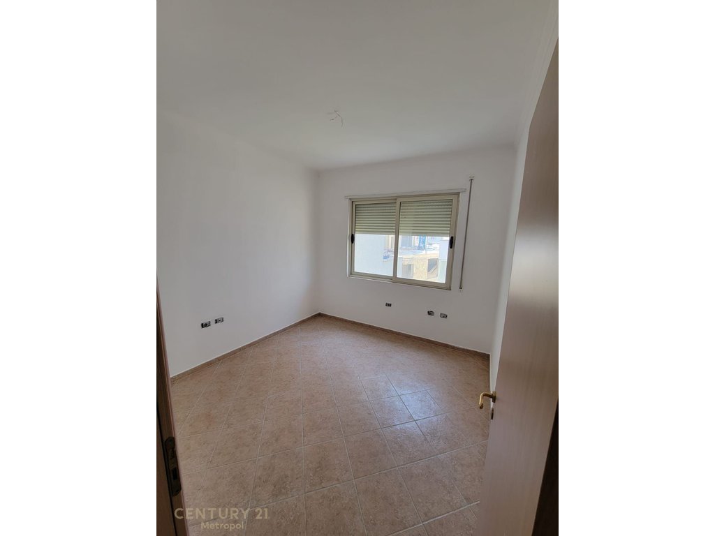 Apartament 2+1+2 me 2 Ballkone në Shitje pranë Radisson Hotel te liqeni i thate