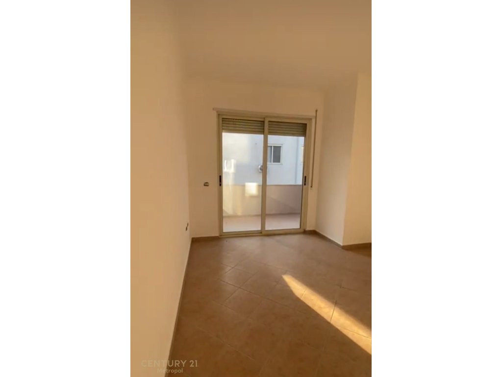 Apartament 2+1+2 me 2 Ballkone në Shitje pranë Radisson Hotel te liqeni i thate
