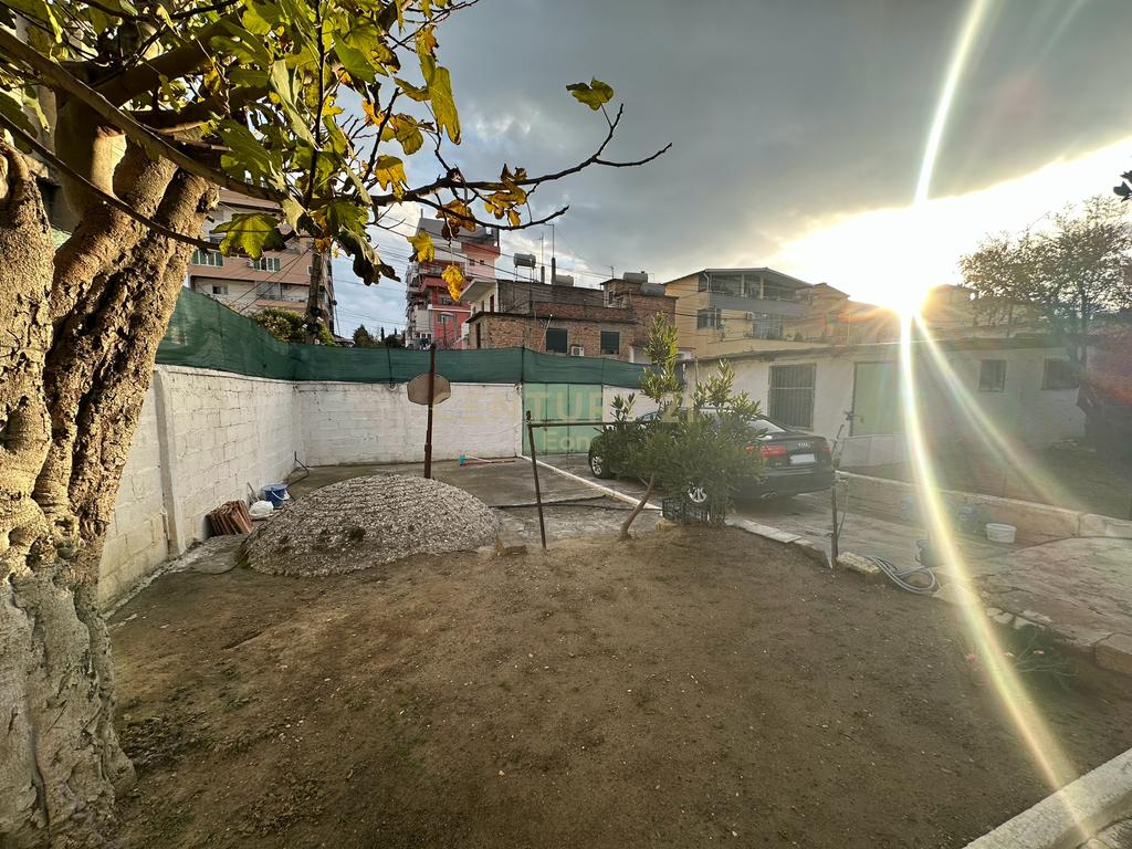 SHESIM SHTEPI PRIVATE ME 400M2 TRUALL DHE 105M2 NDERTIM MBAS DREJTORIS SE POLICISE DURRES, RRUGA QE KALON PER NE CURRILA!