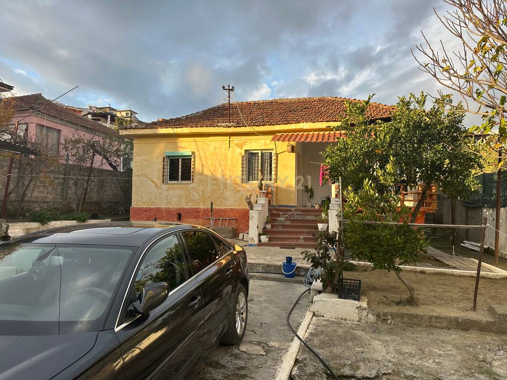 SHESIM SHTEPI PRIVATE ME 400M2 TRUALL DHE 105M2 NDERTIM MBAS DREJTORIS SE POLICISE DURRES, RRUGA QE KALON PER NE CURRILA!