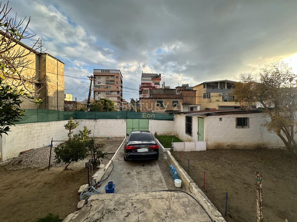 SHESIM SHTEPI PRIVATE ME 400M2 TRUALL DHE 105M2 NDERTIM MBAS DREJTORIS SE POLICISE DURRES, RRUGA QE KALON PER NE CURRILA!