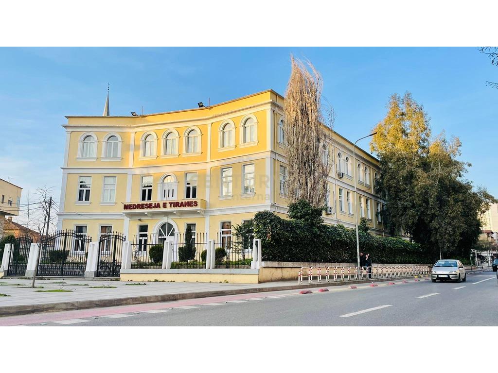 Magazine Për Shitje te Medreseja, Tiranë