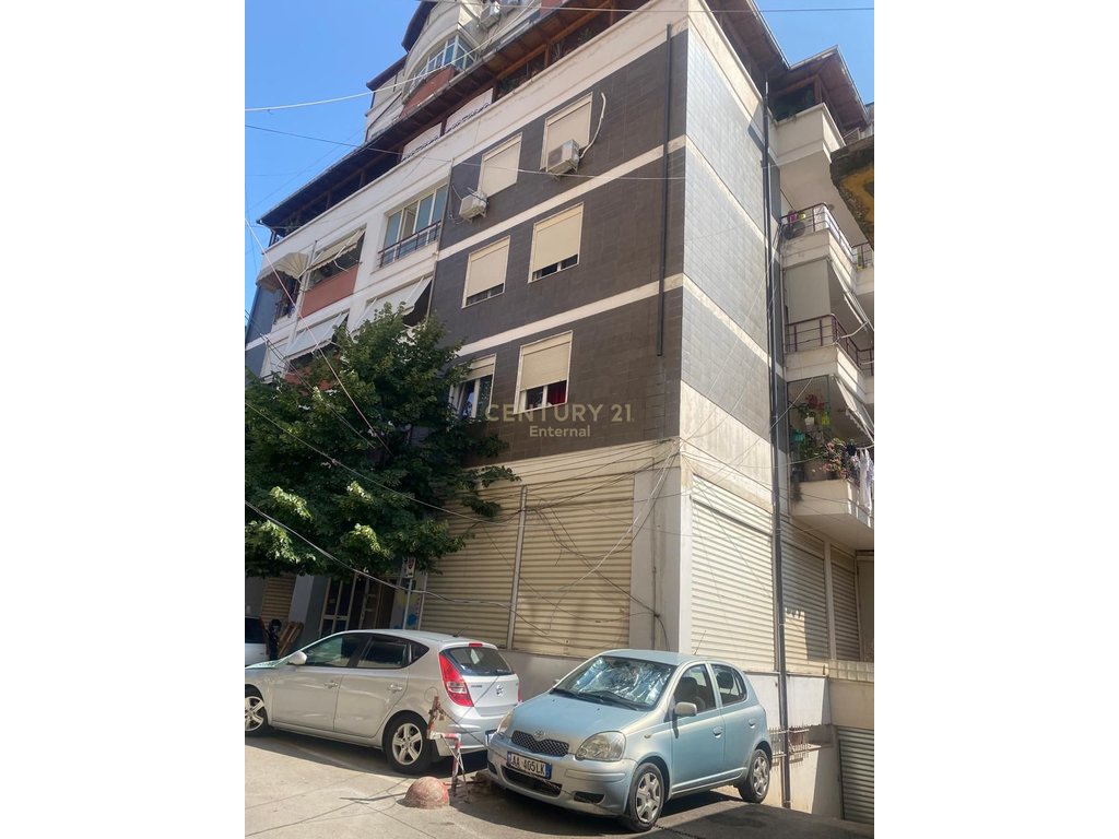 Magazine Për Shitje te Medreseja, Tiranë