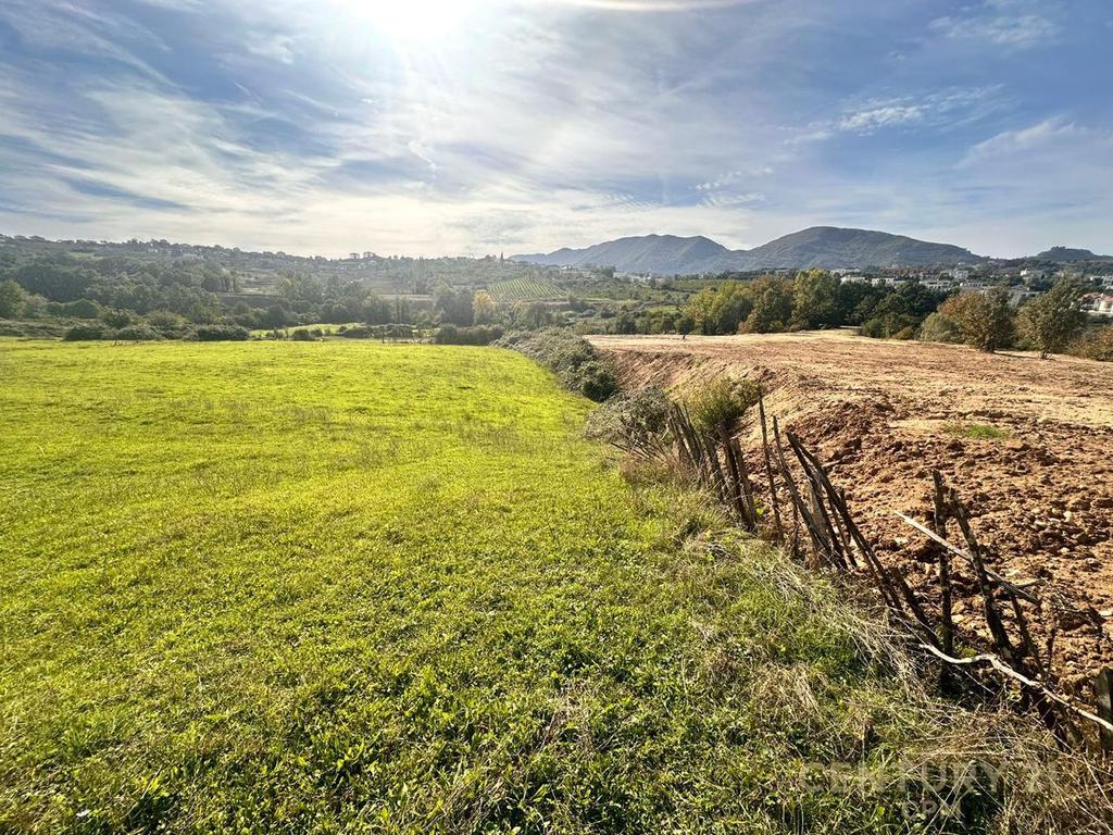 SHESIM 2700 m2 TOKE TE KUQE GATI PER NDERTIM PRANE TEGUT