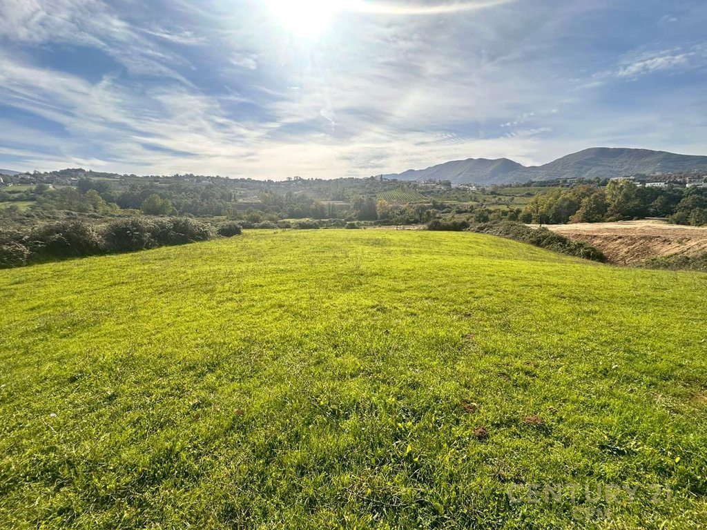 SHESIM 2700 m2 TOKE TE KUQE GATI PER NDERTIM PRANE TEGUT