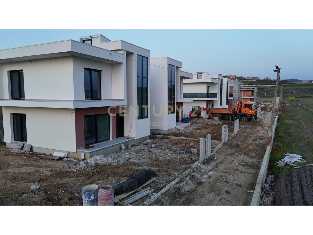 EKSKLUZIVE! SHITET VILE INDIVIDUALE ME PISHINE NE GJIRIN E LALZIT 340.000 € 
MUNDESI PAGESE ME KESTE !