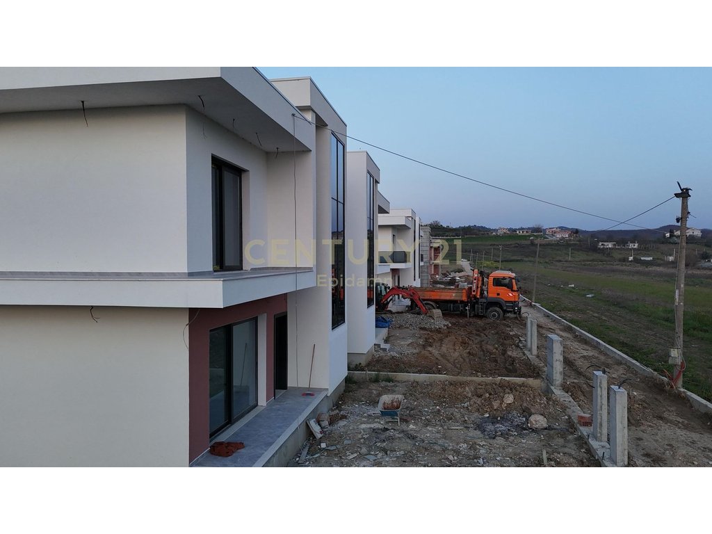 EKSKLUZIVE! SHITET VILE INDIVIDUALE ME PISHINE NE GJIRIN E LALZIT 340.000 € 
MUNDESI PAGESE ME KESTE !