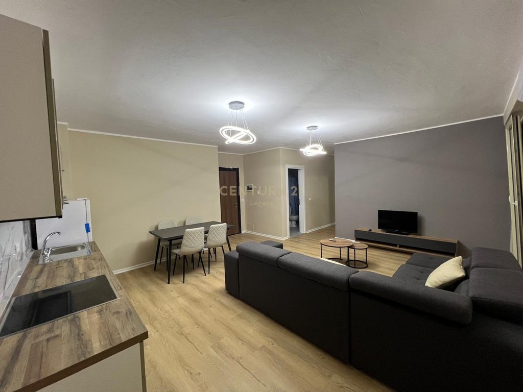 Apartament per Qira 2+1+2+ post parkimi tek pallatet e Tom Doshit Shkoze