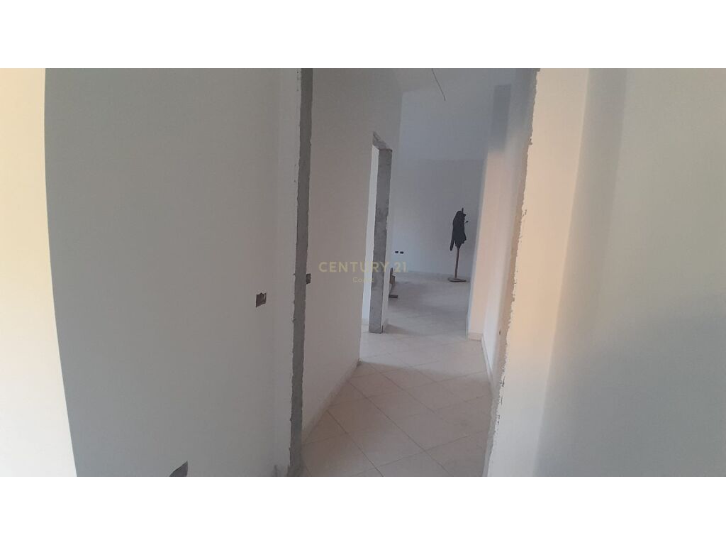 SHITET APARTAMENT 2+1+2 PRANE KINOTEATRIT ,VLORE!!!