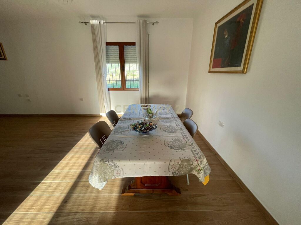 Shitet Vila + 2000 m2 Toke ne Malesi te Madhe!!