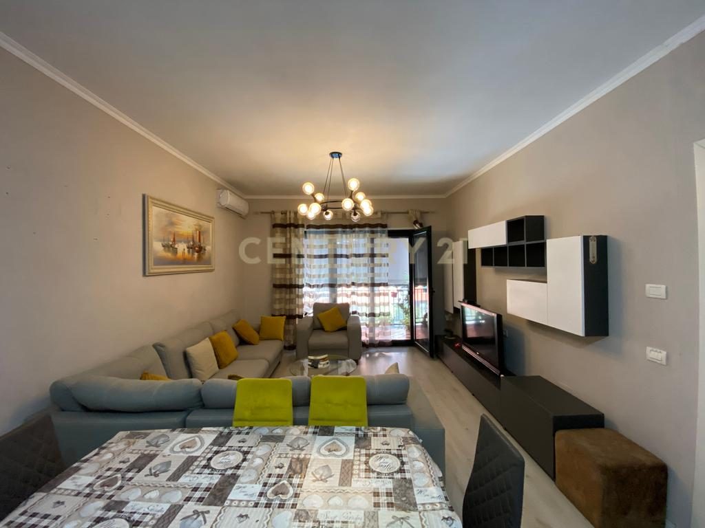 Jepet me qira apartament 1+1 + post parkimi në Green City, Unaza e Re !!