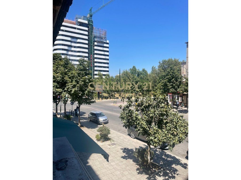 Ambient Komercial për Qira në Tiranën e Re – Lokacion Strategjik në Rrugë Kryesore