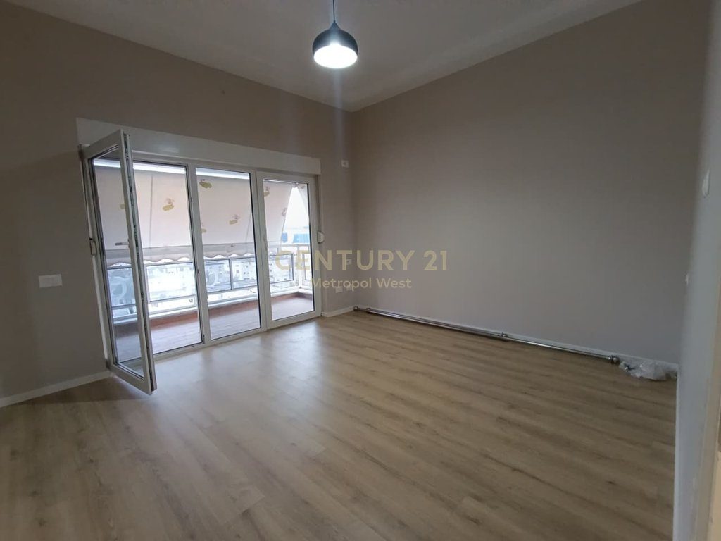 APARTAMENT PËR SHITJE 2+1 PRANË KOMPLEKSIT KOLOMBO - OXHAKU!