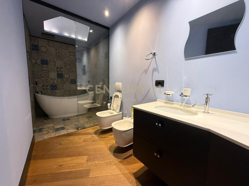 Penthouse Modern 200m² me Qira në Astir – Super Hapësirë, Stil Luksoz & Privatësi Maksimale
