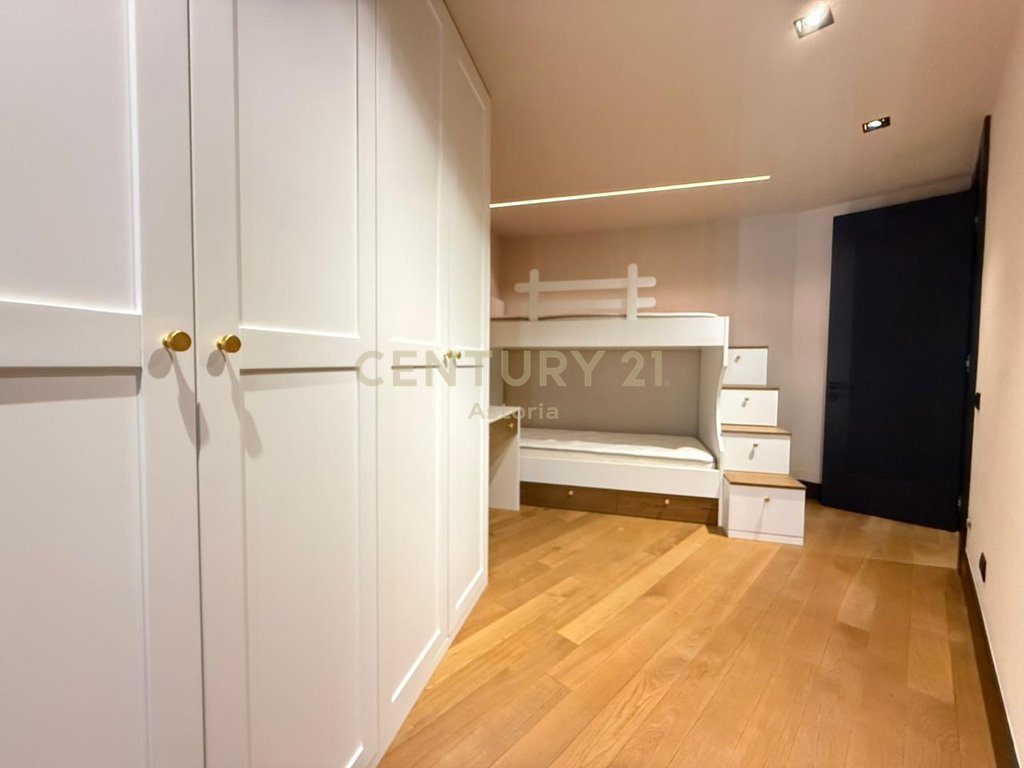 Penthouse Modern 200m² me Qira në Astir – Super Hapësirë, Stil Luksoz & Privatësi Maksimale