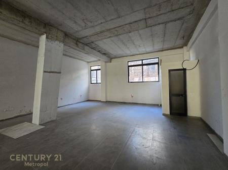 Jepet me Qira Ambient Zyre 104 m² tek 9-Katëshet – Ideal për Klinika & Zyra !!
