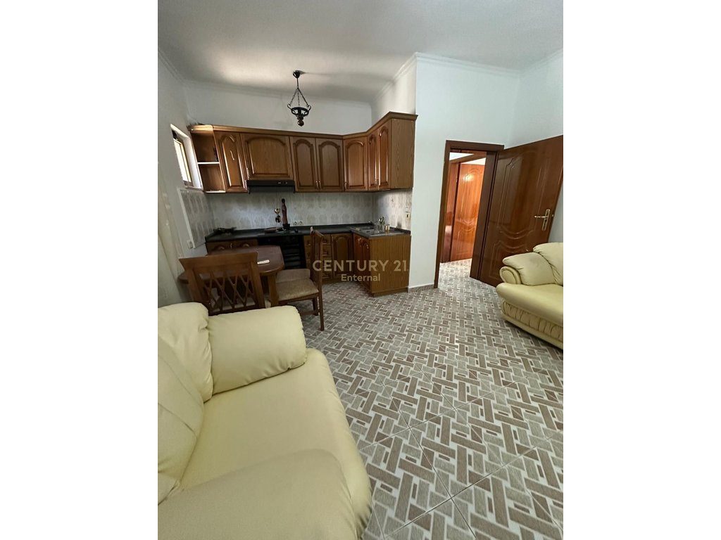 Apartament 1+1 Me Qira në Xhamlliku, Tiranë – 400€ | 75 m²