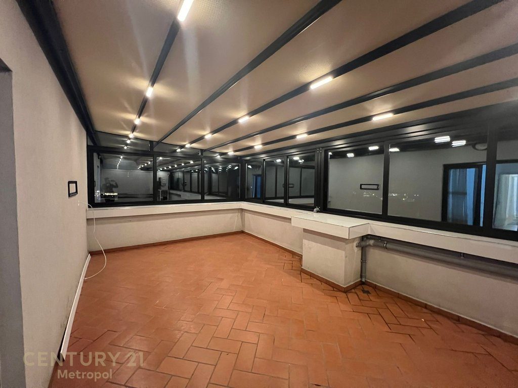 OFROJ PER QIRA APARTAMENT 3+1+2 ME VERANDE, GREEN CITY-ASTIR!