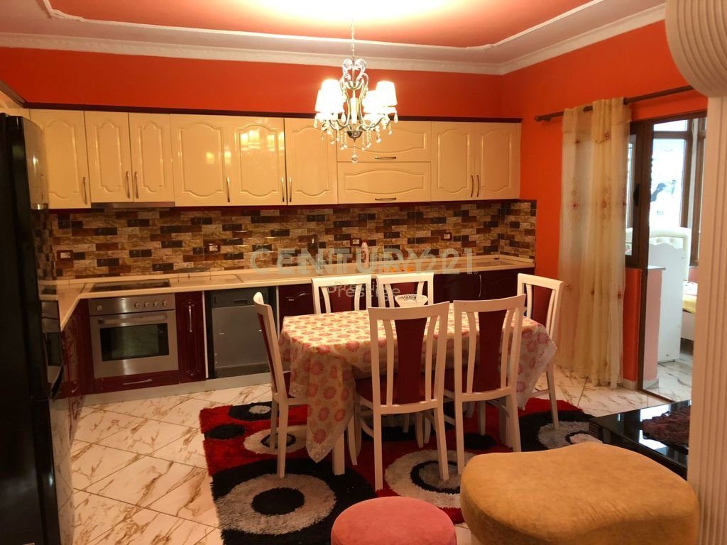 APARTAMENT ME QIRA 3+1+2, NE HYRJE TE VILAVE AMERIKANE, TIRANE!