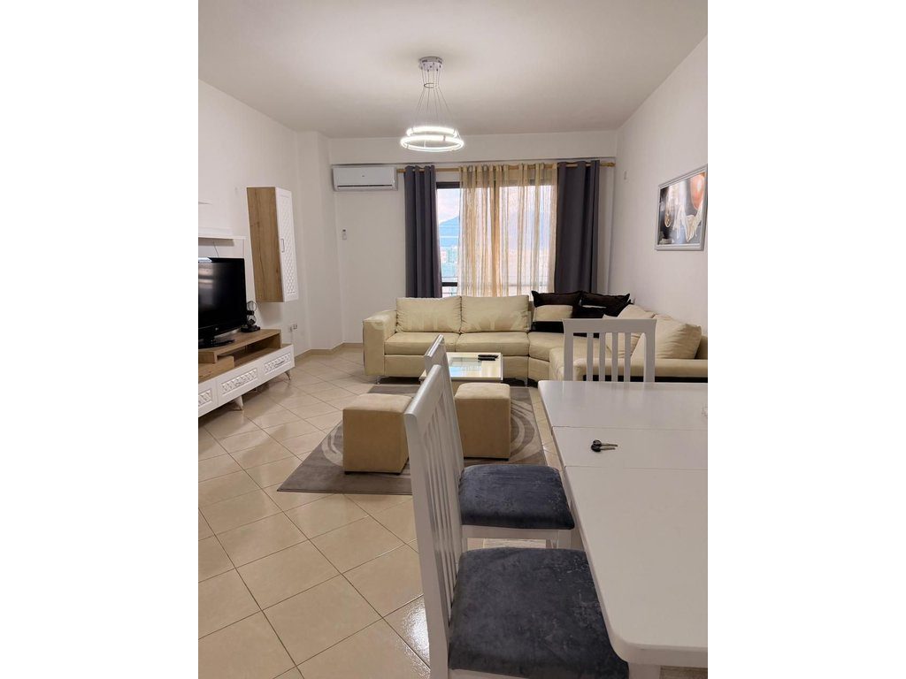 Jepet me qera apartament 2+1 + 2 Ballkone / Yzberisht, prane Kmy-se.