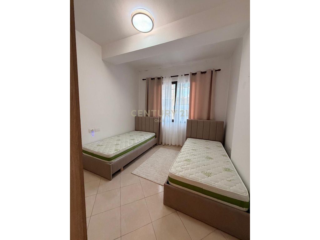 Jepet me qera apartament 2+1 + 2 Ballkone / Yzberisht, prane Kmy-se.