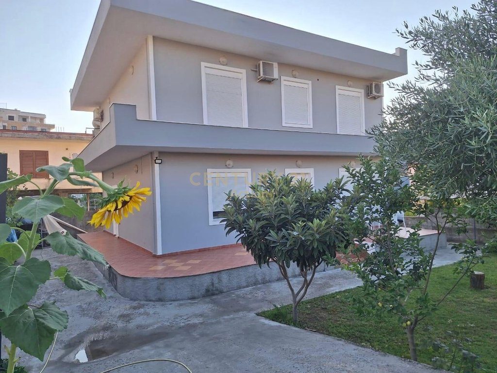 🔥 SUPER OKAZION 🔥
🏡 Vilë 2 Kate + Truall për shitje në Durrës, Rruga e Plazhit 🌊