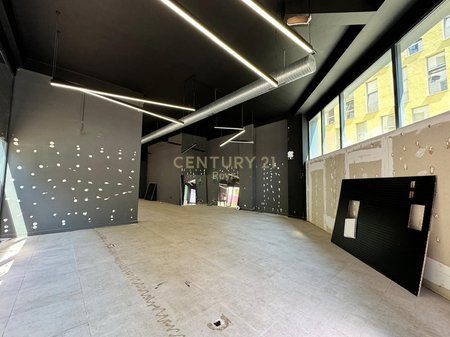 QENDËR TIRANË,  JEPET ME QIRA AMBIENT KOMERCIAL KAT ZERO, CORNER, BUZË RRUGE KRYESORE! ME POSTE PARKIMI! - Century 21 Al...