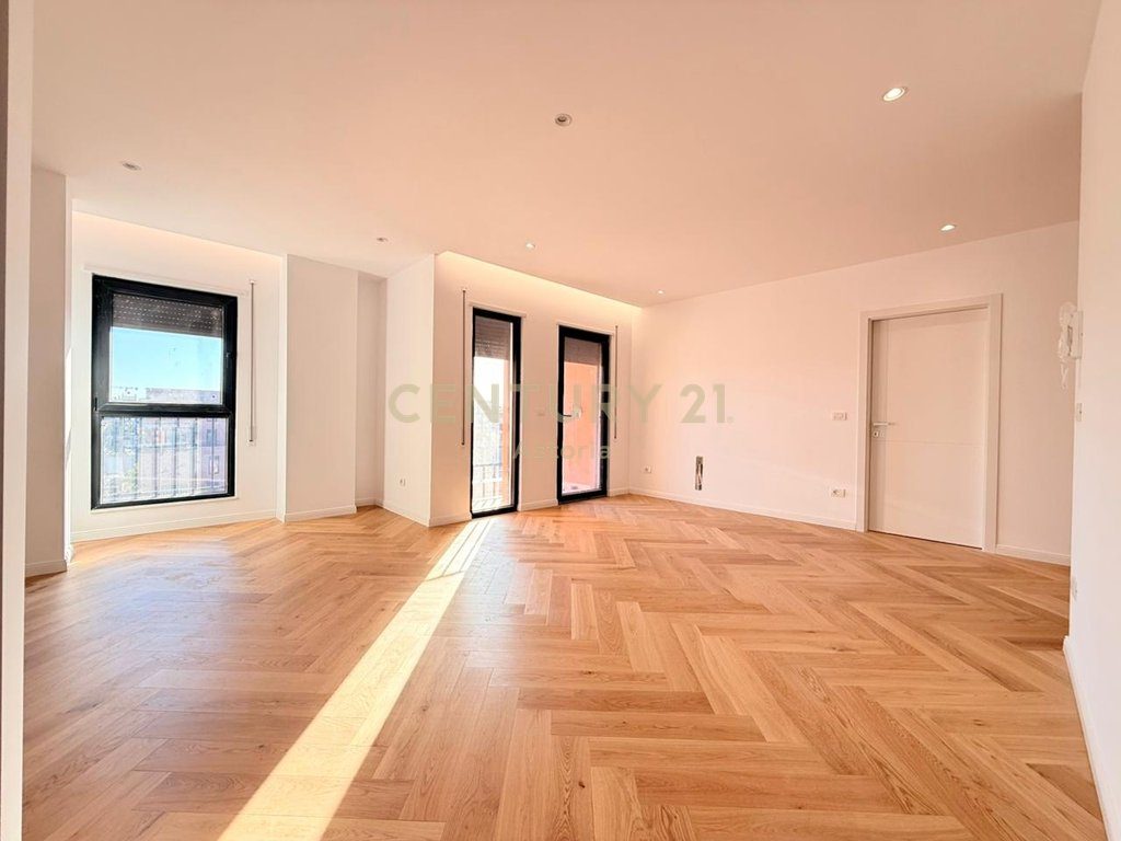APARTAMENT 2+1 + POST PARKIMI PER SHITJE TEK SHKOLLA E KUQE, TIRANE