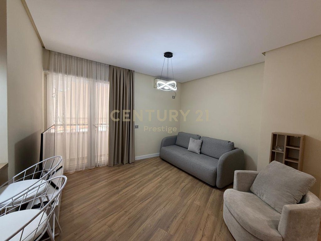 APARTAMENT 1+1 ME QIRA, PRANE PAZARIT TE RI, TIRANE!