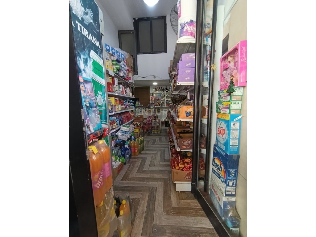 Shitet Njësi Komerciale pranë 5 Majit