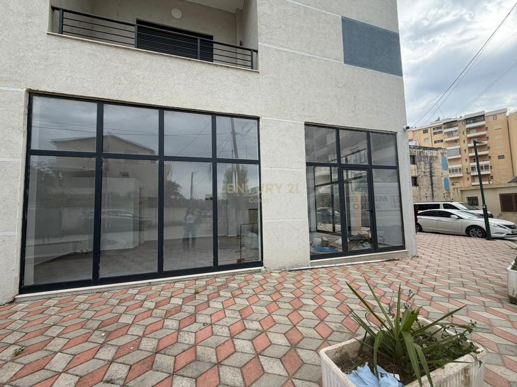 Jepen me qira ambiente biznesi në Lungomare, 45 m² secili ose 94 m² total