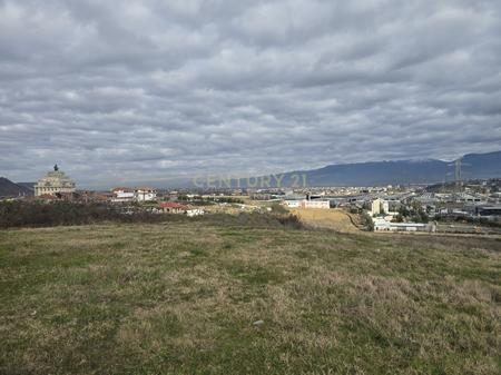 Shitet Toke 5250m2 te Univers Reklama ne Kashar
