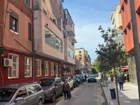 Ambjent biznesi per shitje në zemër të Ish-Blloku, pranë pallateve Agimi