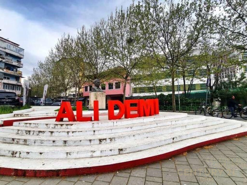 SHITET NJESI KOMERCIALE NE ALI DEM!