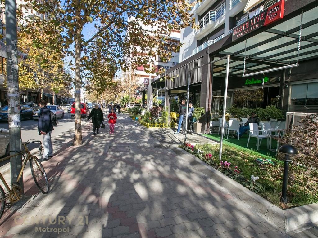 SHES AMBIENT  KOMERCIAL NE RRUGEN DON DOSKO 32.5m!