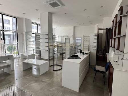 Jepet me qira ambient komercial tek 5 Maji pranë Concord Center!!