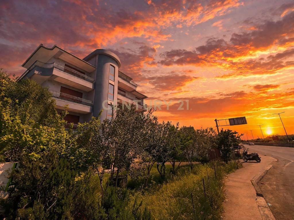 Shitet Ndërtesë 4 Kate me Oborr, Magazinë, Tokë 1308m² dhe Dyqan, Buzë Autostradës së Unazës Durrës, Arapaj !! - Century...
