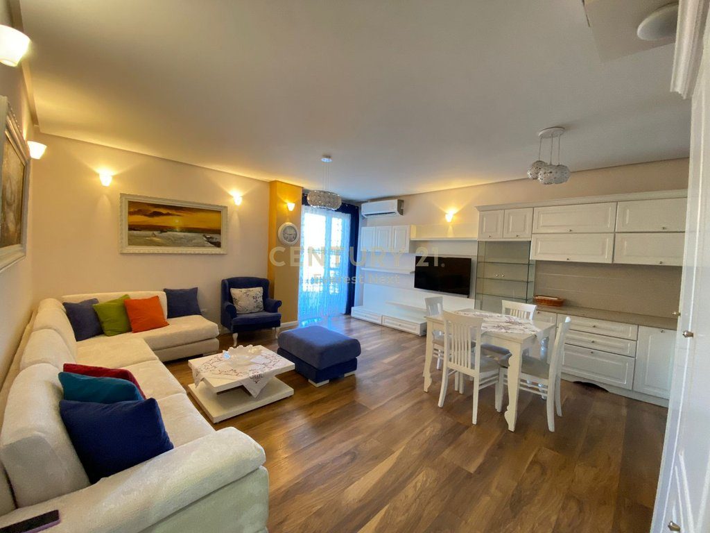 Shitet Apartament 2+1+2 ne Xhamllik