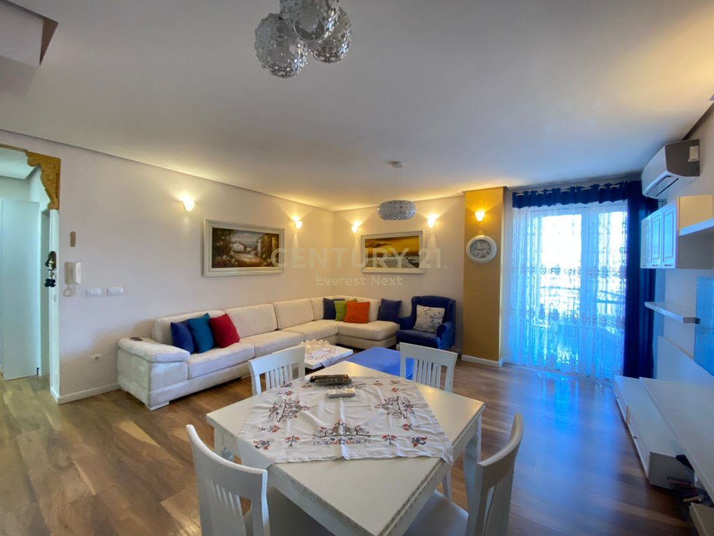 Shitet Apartament 2+1+2 ne Xhamllik