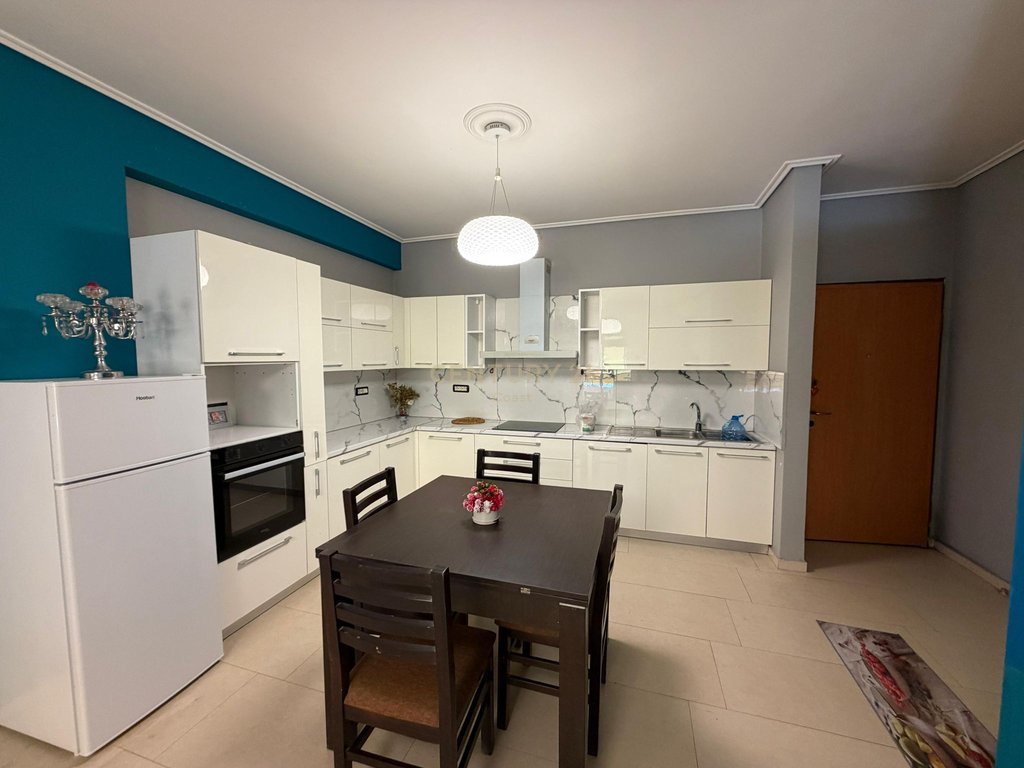 Jepet me qira apartament 2+1 pranë Shkollës së Muzikës i Rinovuar