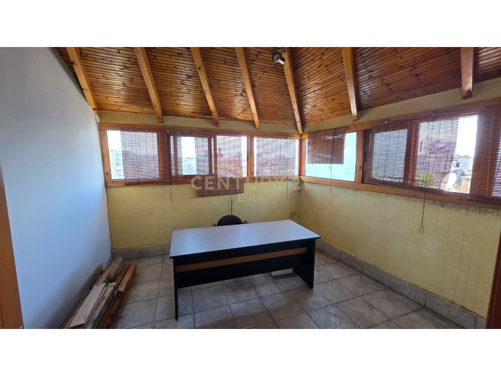 Jepet me Qira Apartament 1+1 ne Xhamllik , prane Sheshit Shtraus!