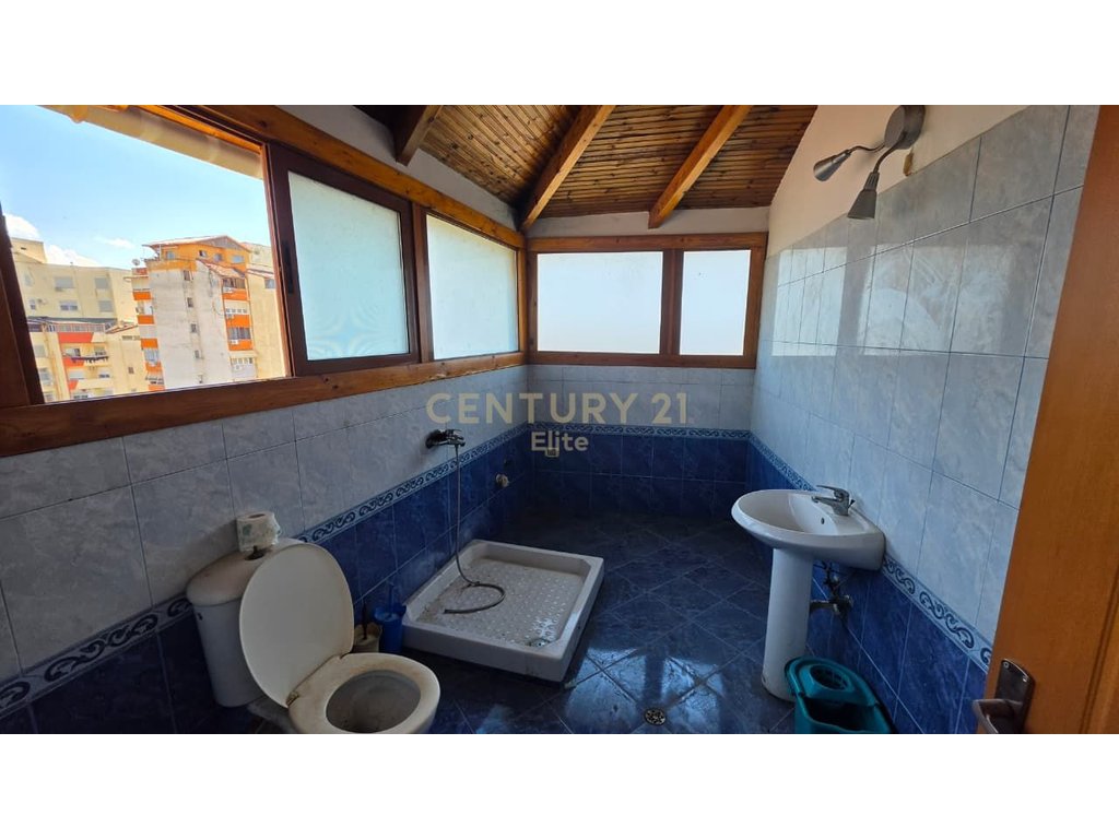 Jepet me Qira Apartament 1+1 ne Xhamllik , prane Sheshit Shtraus!