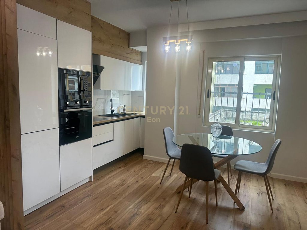 JEPET ME QERA APARTAMENT 1+1 PRANE HYRJES SE DURRESIT !