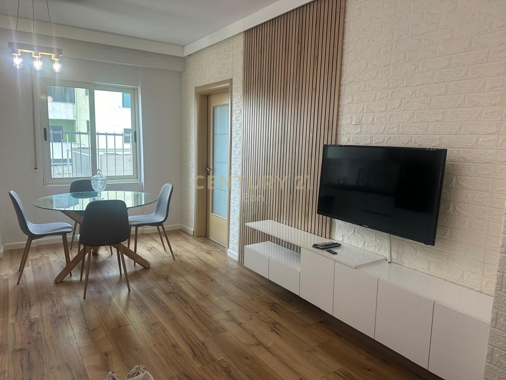 JEPET ME QERA APARTAMENT 1+1 PRANE HYRJES SE DURRESIT !
